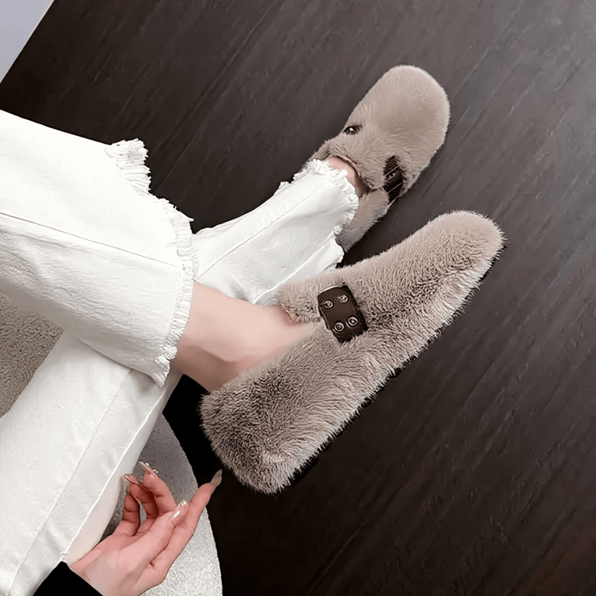 FurLush – Faux-Fur Skor med Justerbar Rem & Plyschig Komfort för Inomhus och Lätt Utomhusbruk