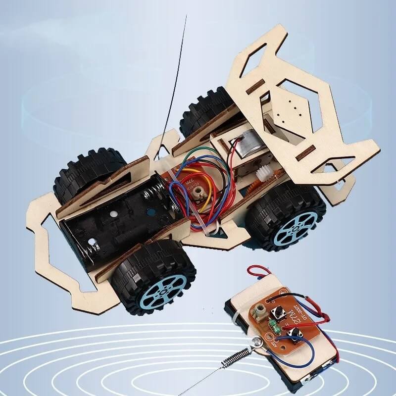 WoodiRace – Träleksaksbil med Fjärrkontroll för Barn | Monteringsbar 4-hjulsdriven DIY Teknikleksak