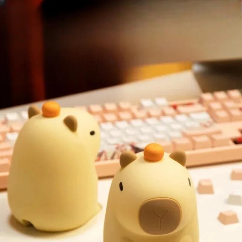 LumiBara – Kapybara Nattlampa i Silikon för Barn | Mjuk, Uppladdningsbar och Trygg Ljuskompis vid Sängkanten