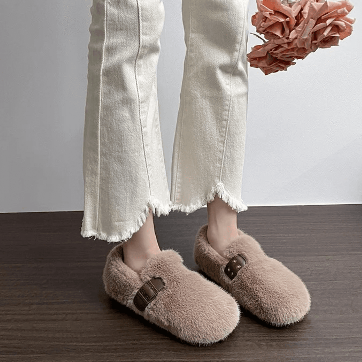 FurLush – Faux-Fur Skor med Justerbar Rem & Plyschig Komfort för Inomhus och Lätt Utomhusbruk