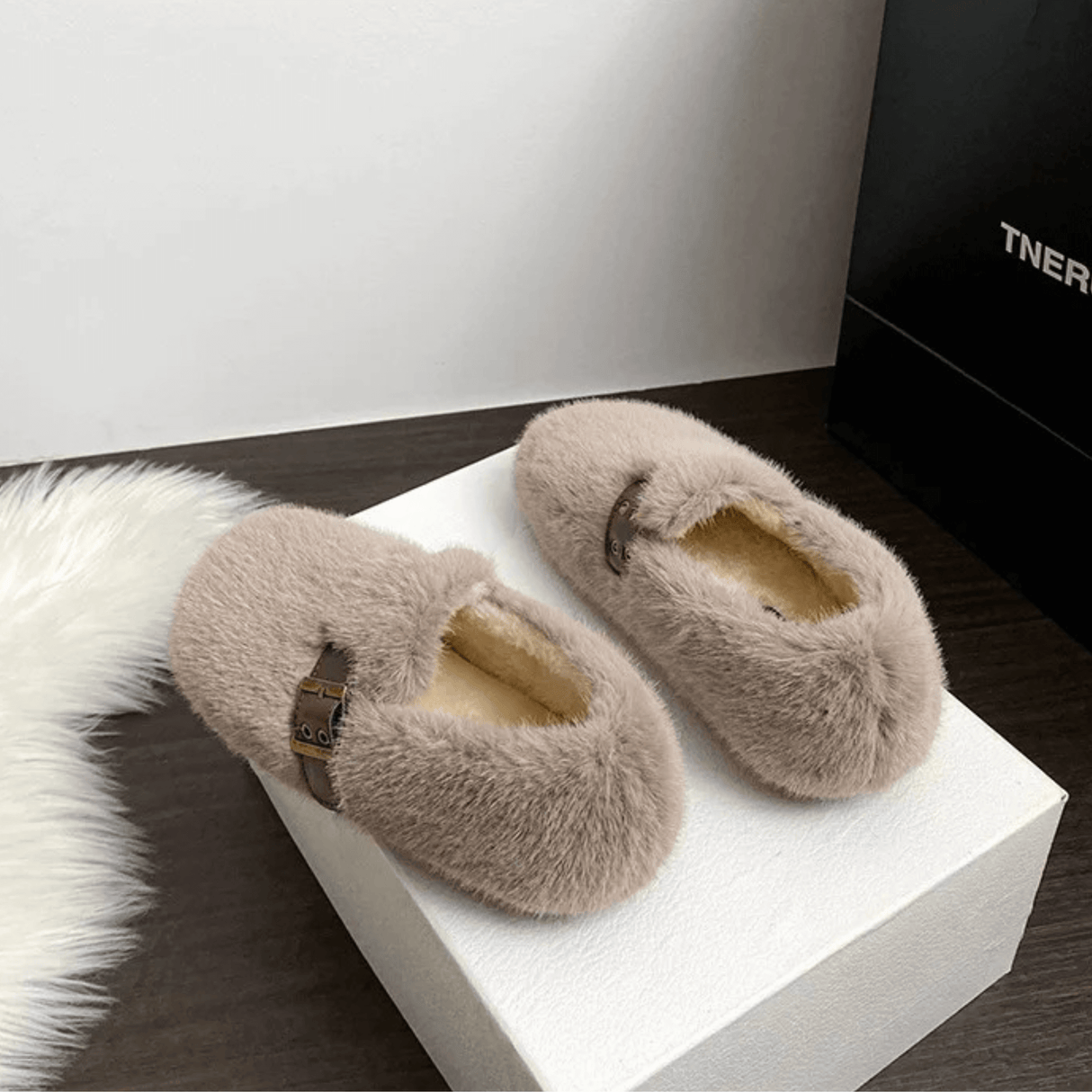 FurLush – Faux-Fur Skor med Justerbar Rem & Plyschig Komfort för Inomhus och Lätt Utomhusbruk
