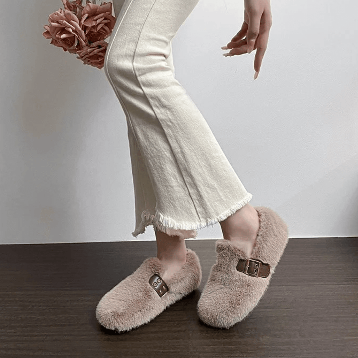 FurLush – Faux-Fur Skor med Justerbar Rem & Plyschig Komfort för Inomhus och Lätt Utomhusbruk