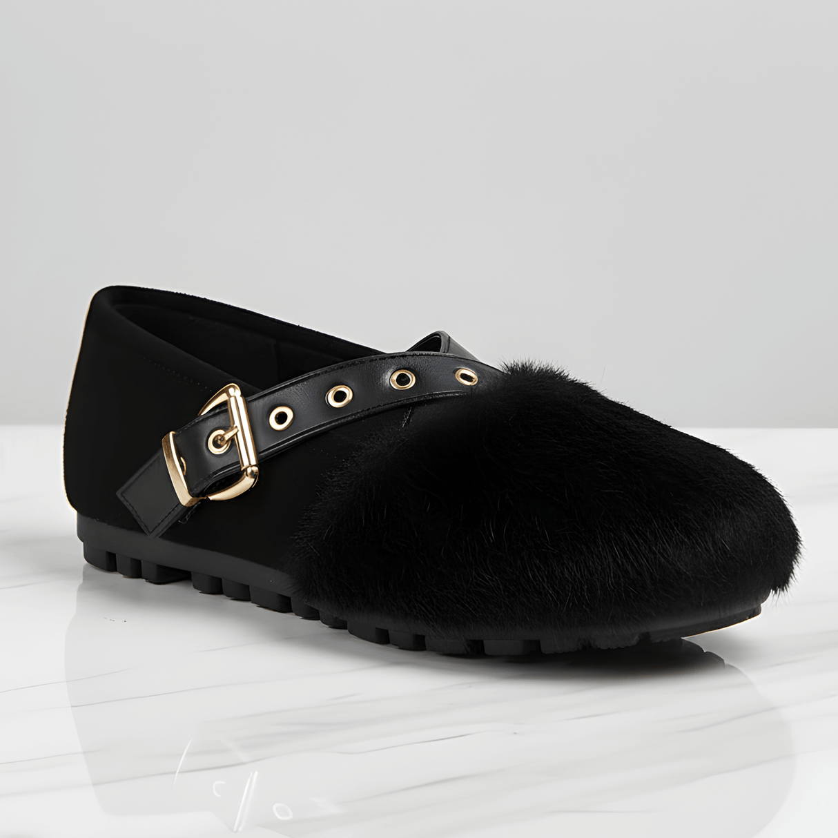 FurVibe – Plyschiga Cozy Skor med Guldspänne & Halkfri Sula för Inomhus och Lättare Utomhusbruk