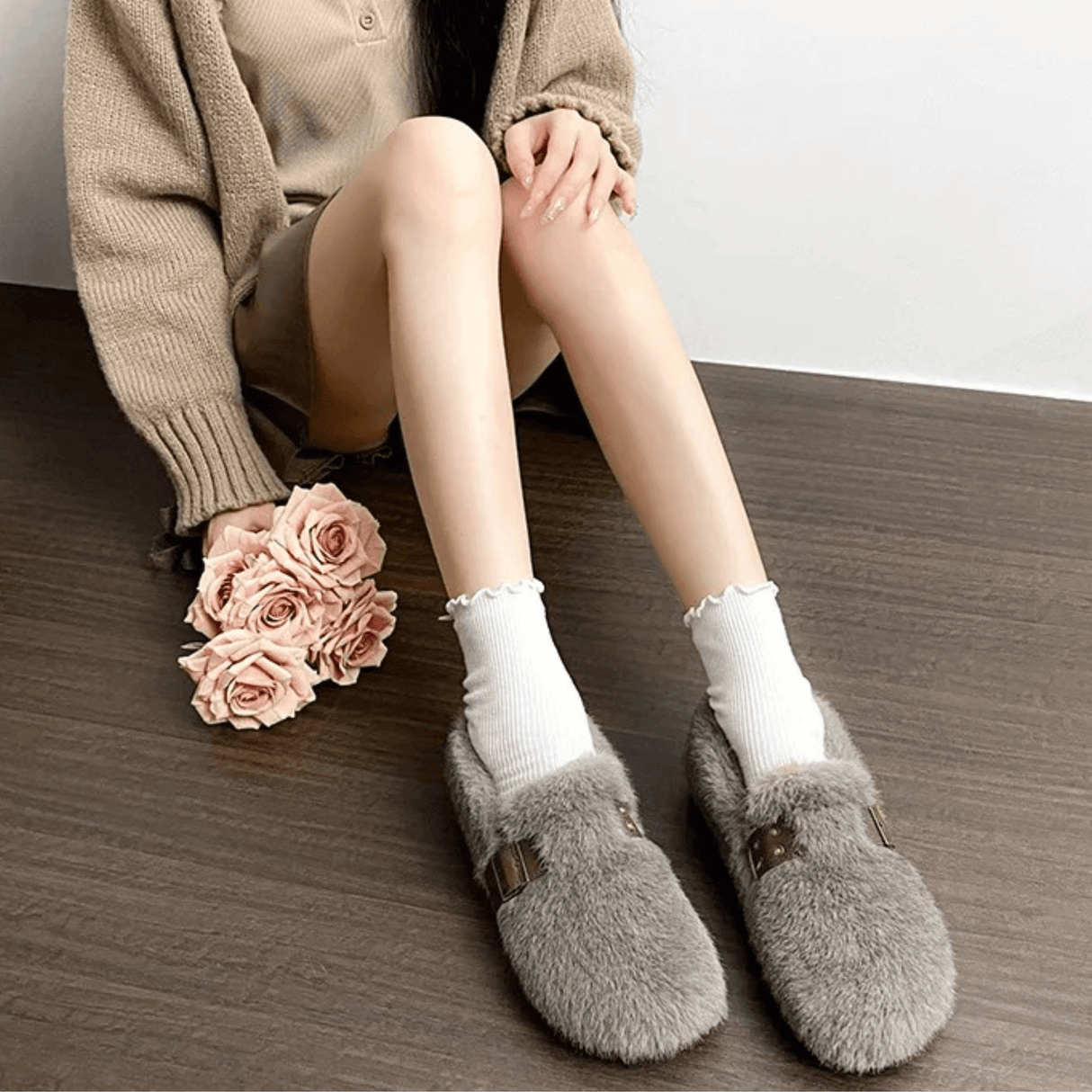 FurLush – Faux-Fur Skor med Justerbar Rem & Plyschig Komfort för Inomhus och Lätt Utomhusbruk