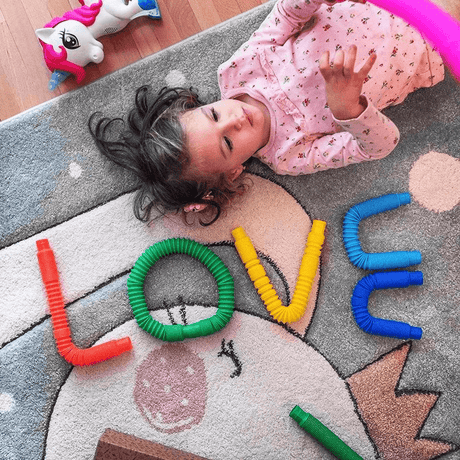 Färgglad Poprörleksak – Sensorisk och Sträckbar Lek för Barns Kreativitet och Motorik