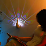 PeacockGlow – Fjärrstyrd Peacock Projektorlampa med Färgglad Atmosfär | Kreativ Nattlampa för Sovrum och Hem