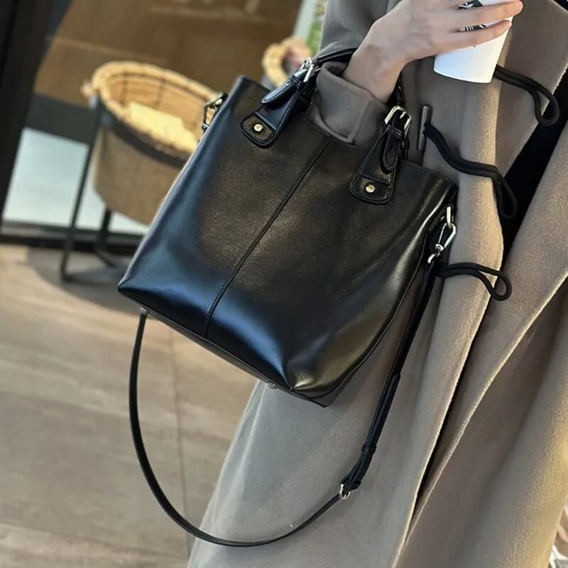 VelvetaBag - Elegant Läderaxelväska för Stil och Funktion i Äkta Läder