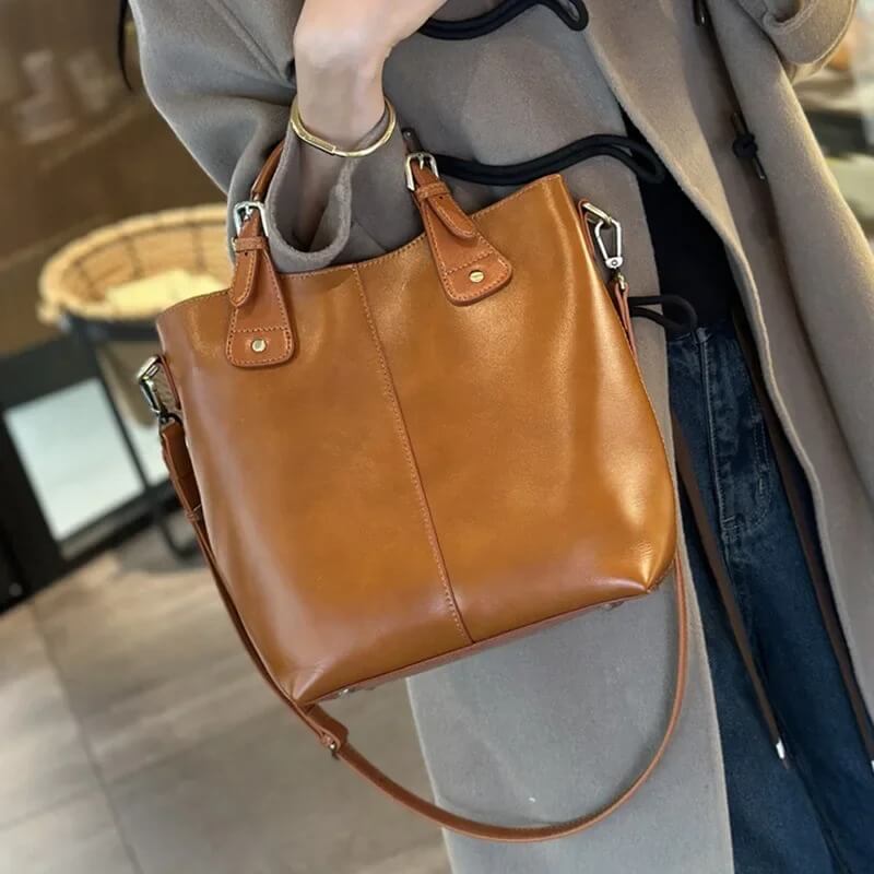 VelvetaBag - Elegant Läderaxelväska för Stil och Funktion i Äkta Läder