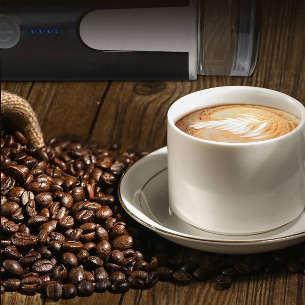 NomadoBrew – Bärbar Kaffemaskin för Resor och Camping | Trådlös Bryggning av Kapsel och Malet Kaffe