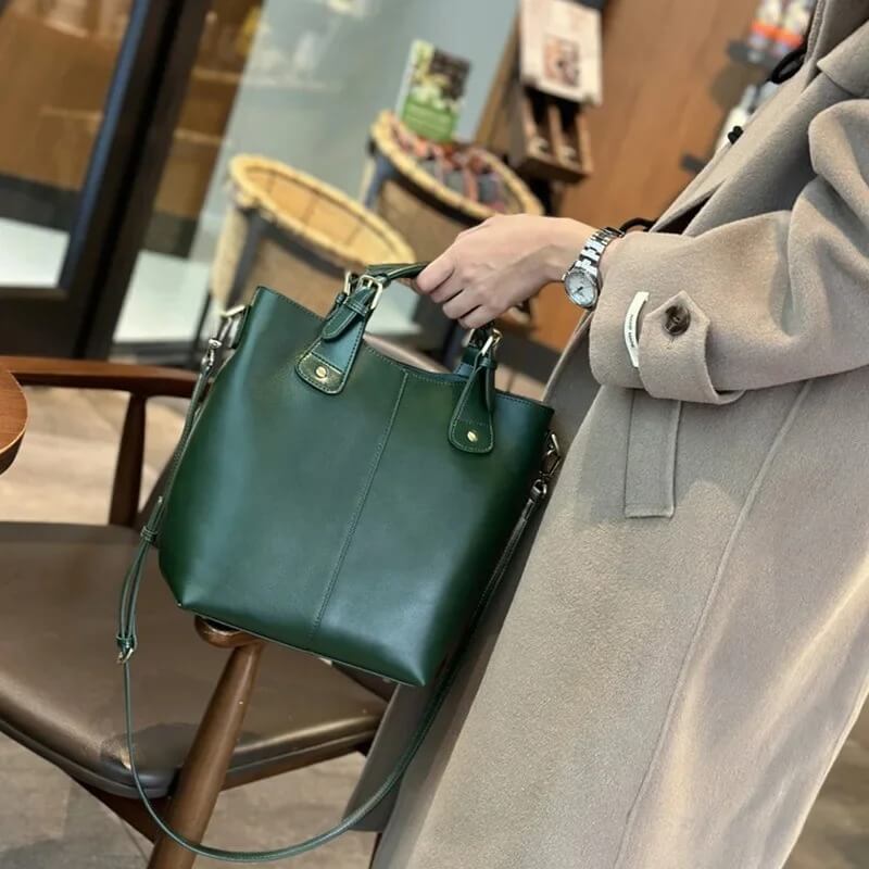 VelvetaBag - Elegant Läderaxelväska för Stil och Funktion i Äkta Läder